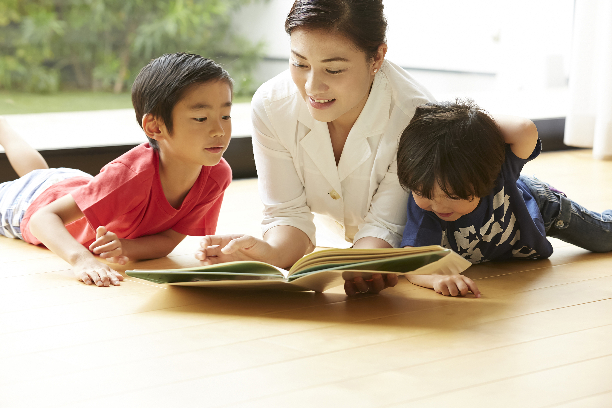 社会本就存在尔虞我诈，为什么从小要给孩子灌输真善美，而不是教他们认清现实？
