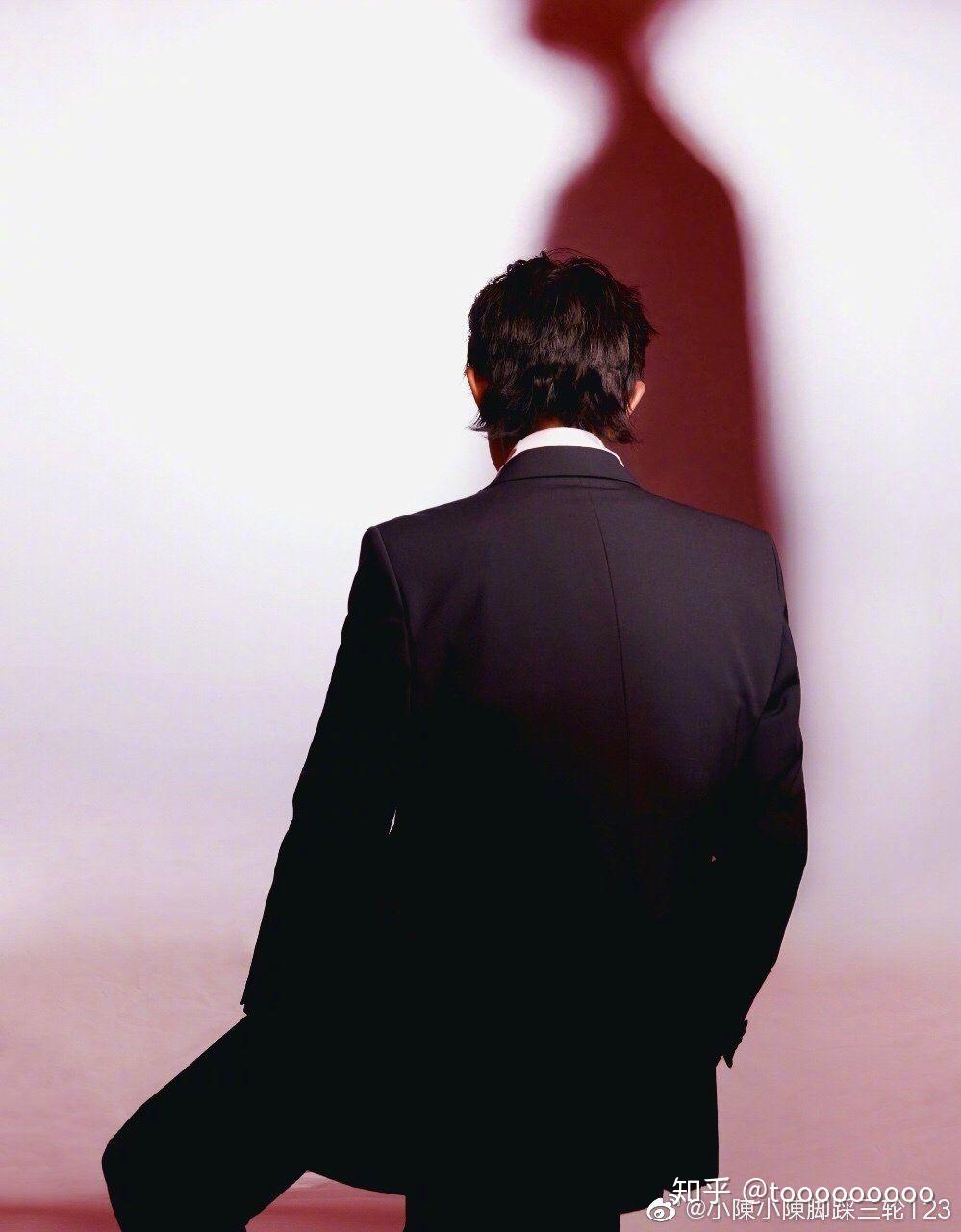 有没有易烊千玺背影图? - 知乎