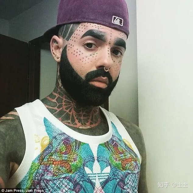 了他的全黑美学,然后他特地跑到墨西哥花重金把自己的丁丁给切掉了