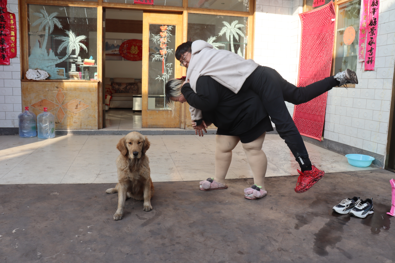 金毛在河边发现大量现金小伙过去一看还有百元大钞真是乐坏了