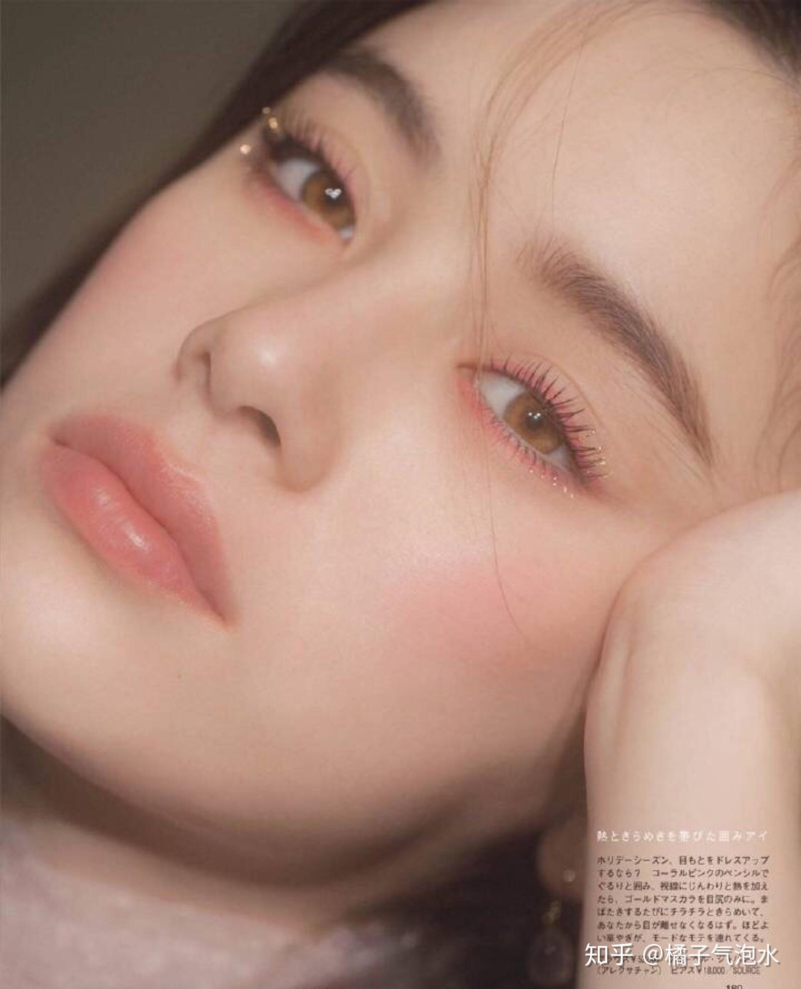 之前教大家的泰式妆容不同,日系眉毛更侧重于眉毛的弧度而非线条轮廓