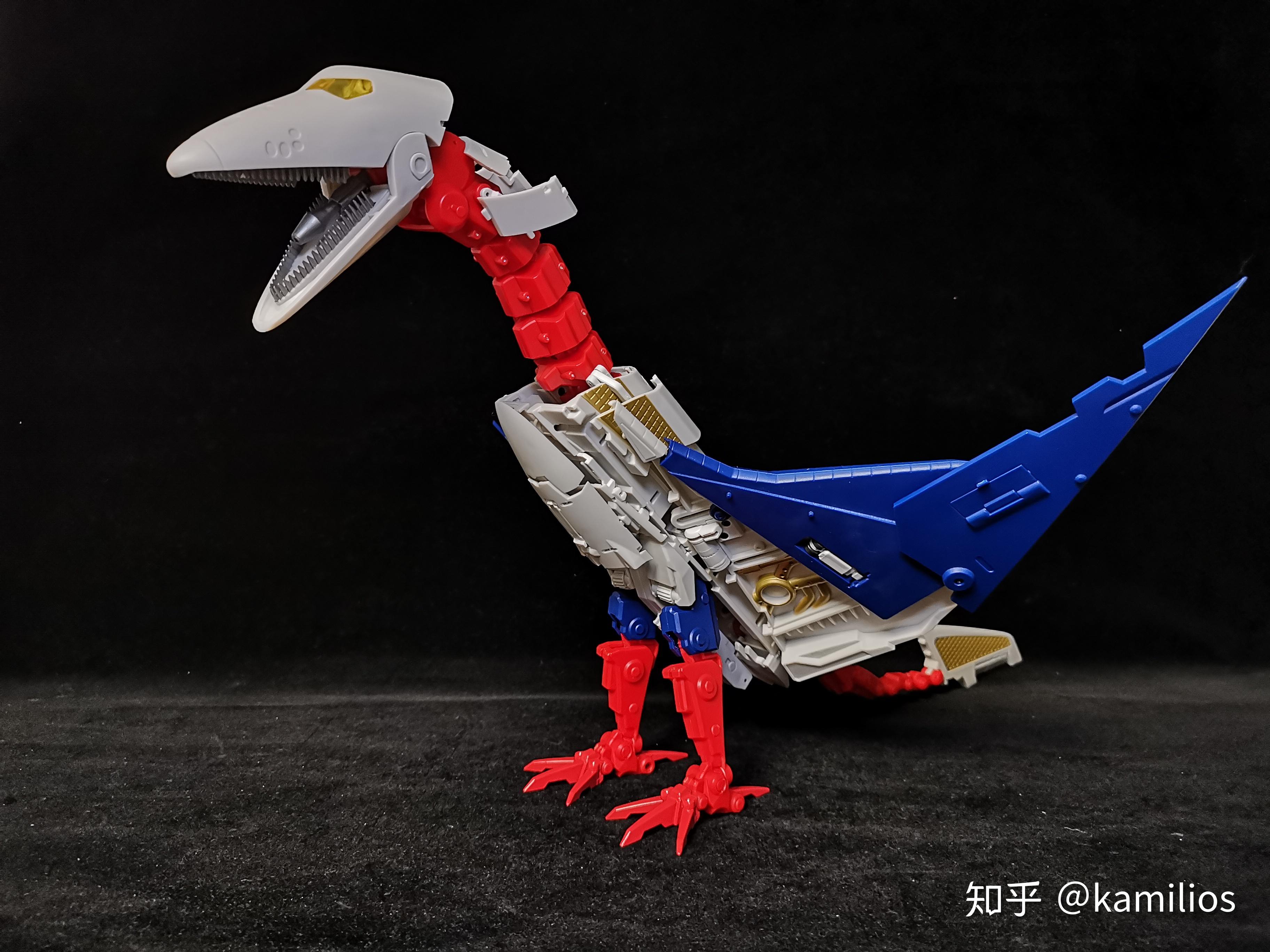 始祖鸟作为一款变形金刚玩具,最为不能令人接受的地方就是它的头部