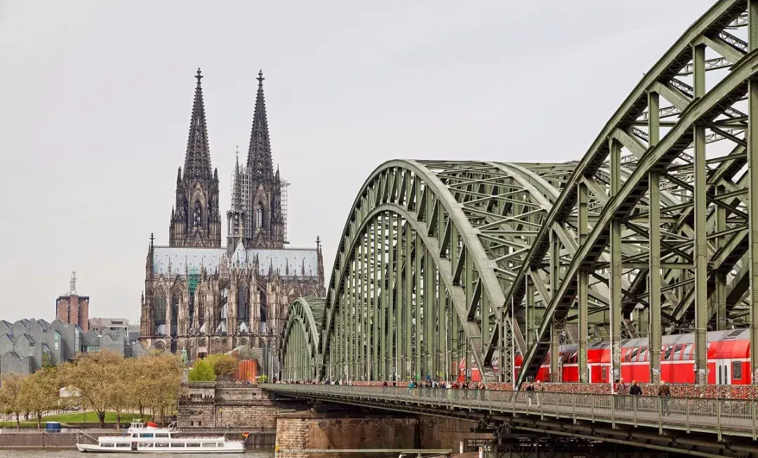 科隆绿不伦瑞克绿是多种绿色的提炼基础,如british racing green 和