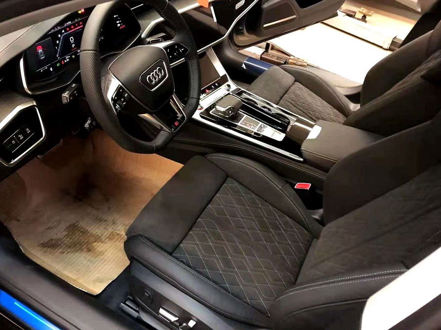 实拍性能4座大掀背来了全新奥迪s746s破百的西装暴徒