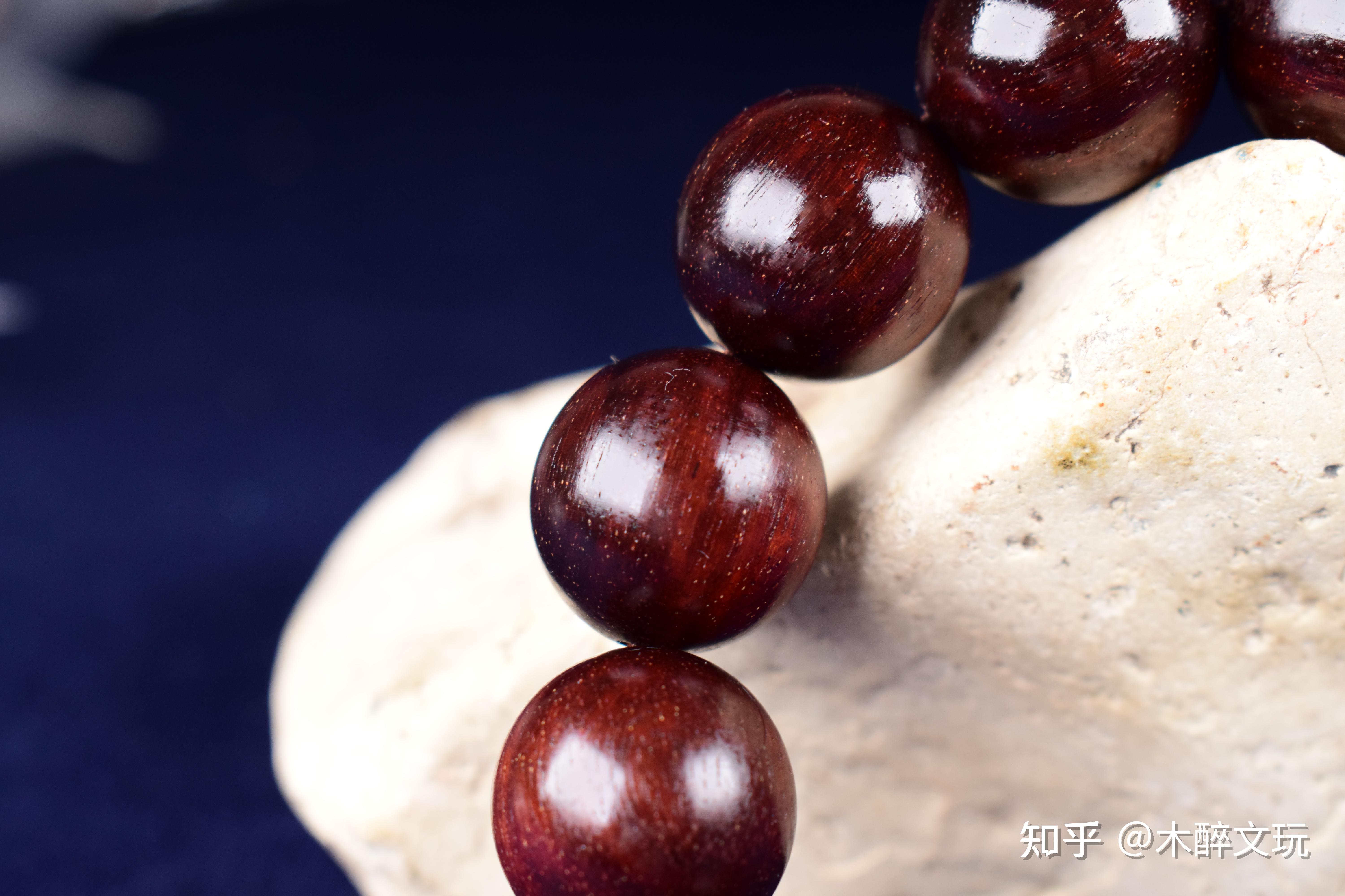 首先就是看棕眼牛毛纹,棕眼和牛毛纹就是小叶紫檀导管不同切面的表现