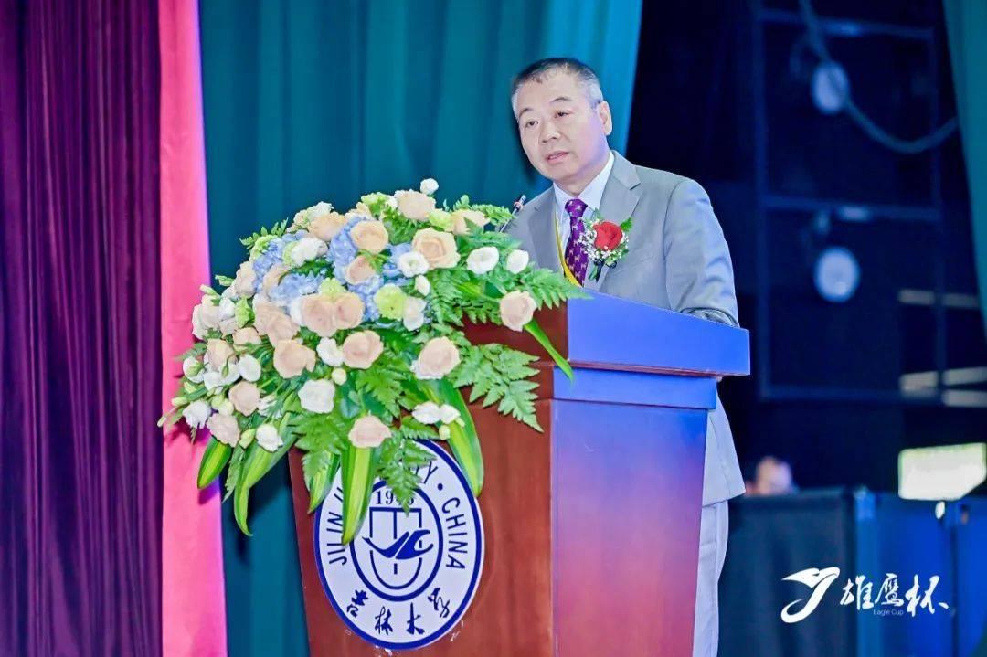 瑞鹏公益基金会荣誉理事长,新瑞鹏宠物医疗集团副董事长 刘朗博士随后