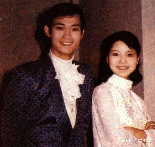 邓光荣替义妹沈殿霞出头,去找官晶华算账,却被竹联帮用枪抵住头