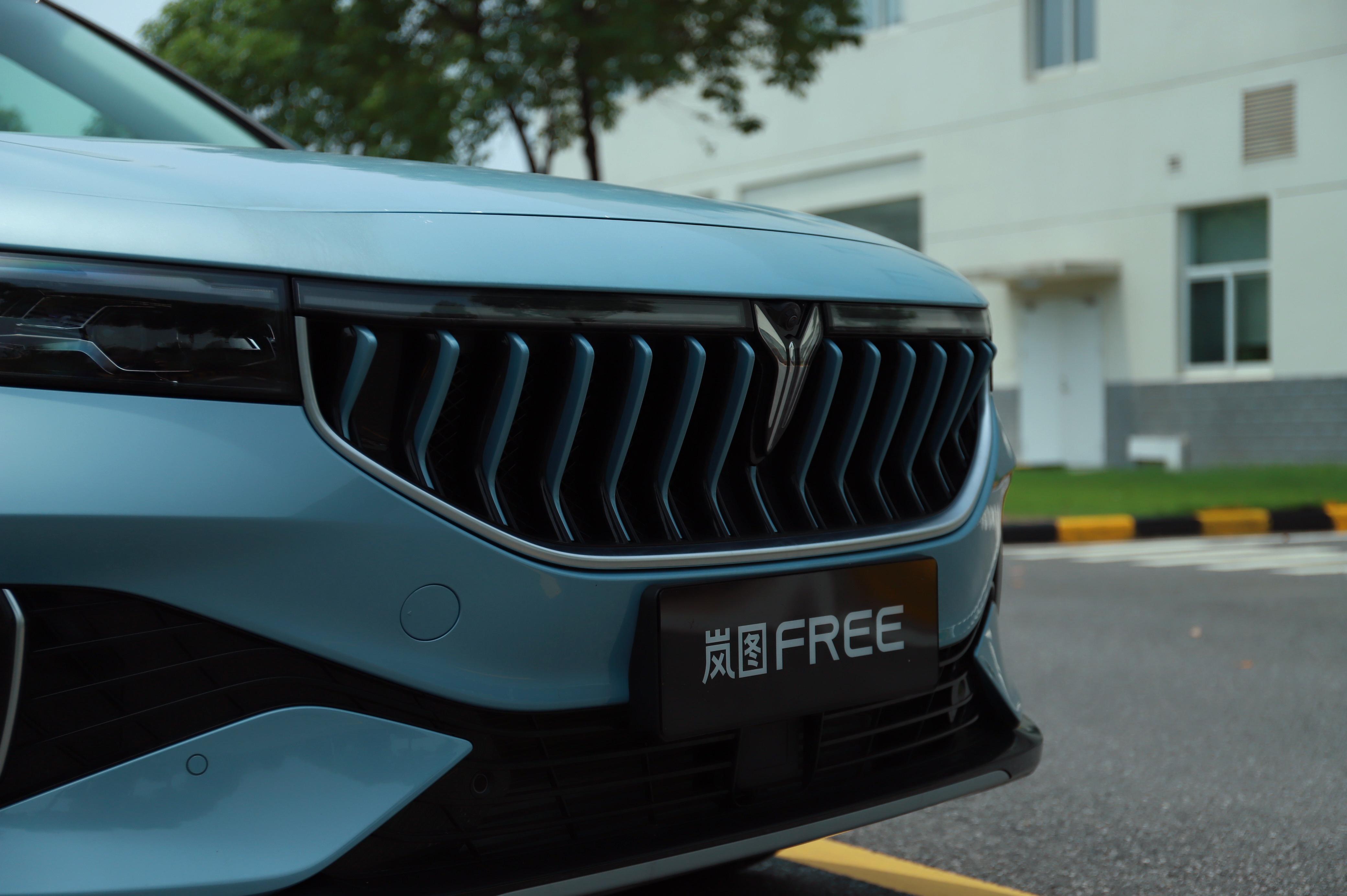 岚图free提供的六种颜色"闹中取静"——杜若白,玄英黑,青云灰,星海蓝