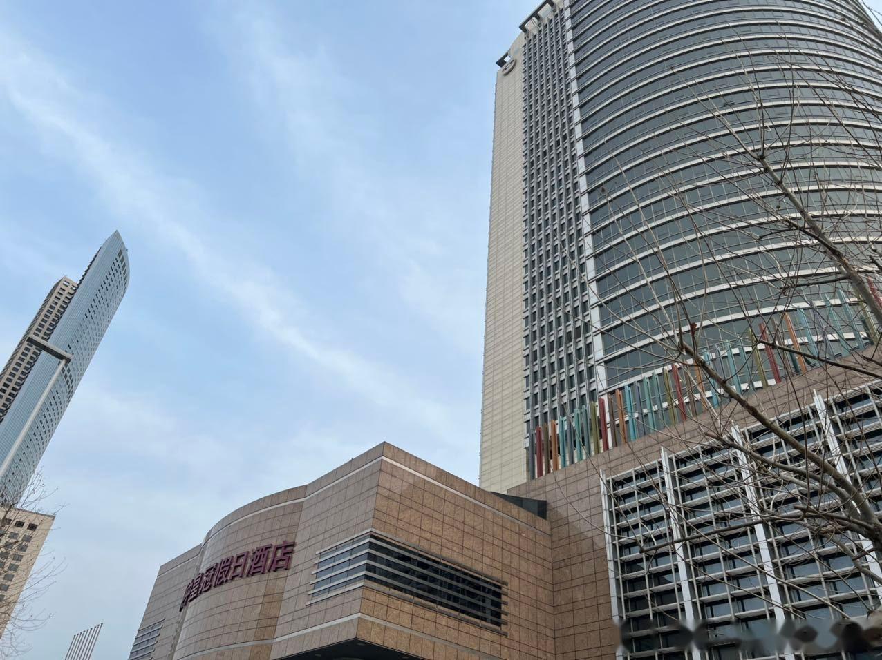 青岛q1财富中心烂尾楼开拍