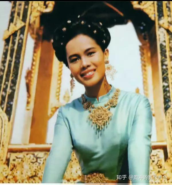 泰国最传奇王后17岁封后50岁出轨保镖痴迷美男却孤独终老