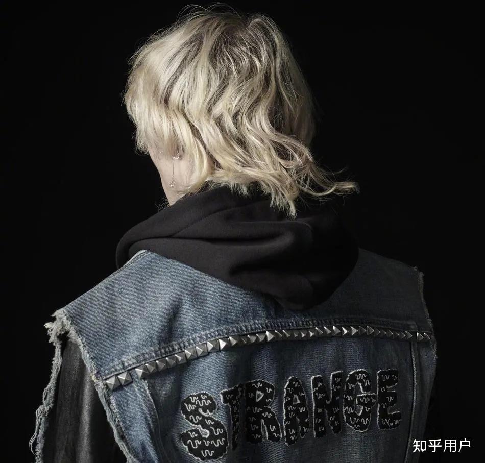 celine2021秋冬男装大秀,米白色头发站在城堡上的男模叫什么? - 知乎