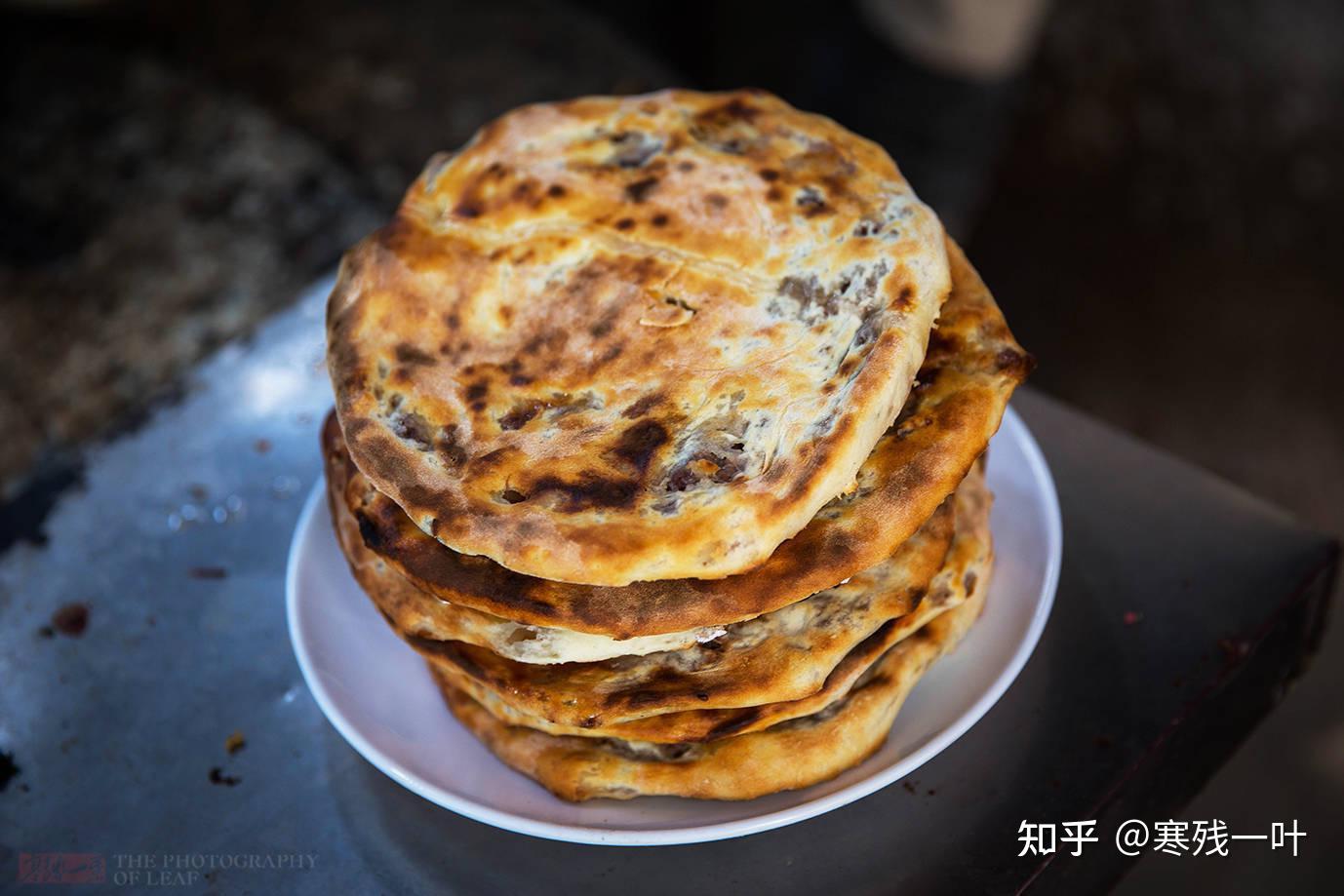 新疆最好吃的烤包子在和田一个10元一天卖4000个动作慢买不到
