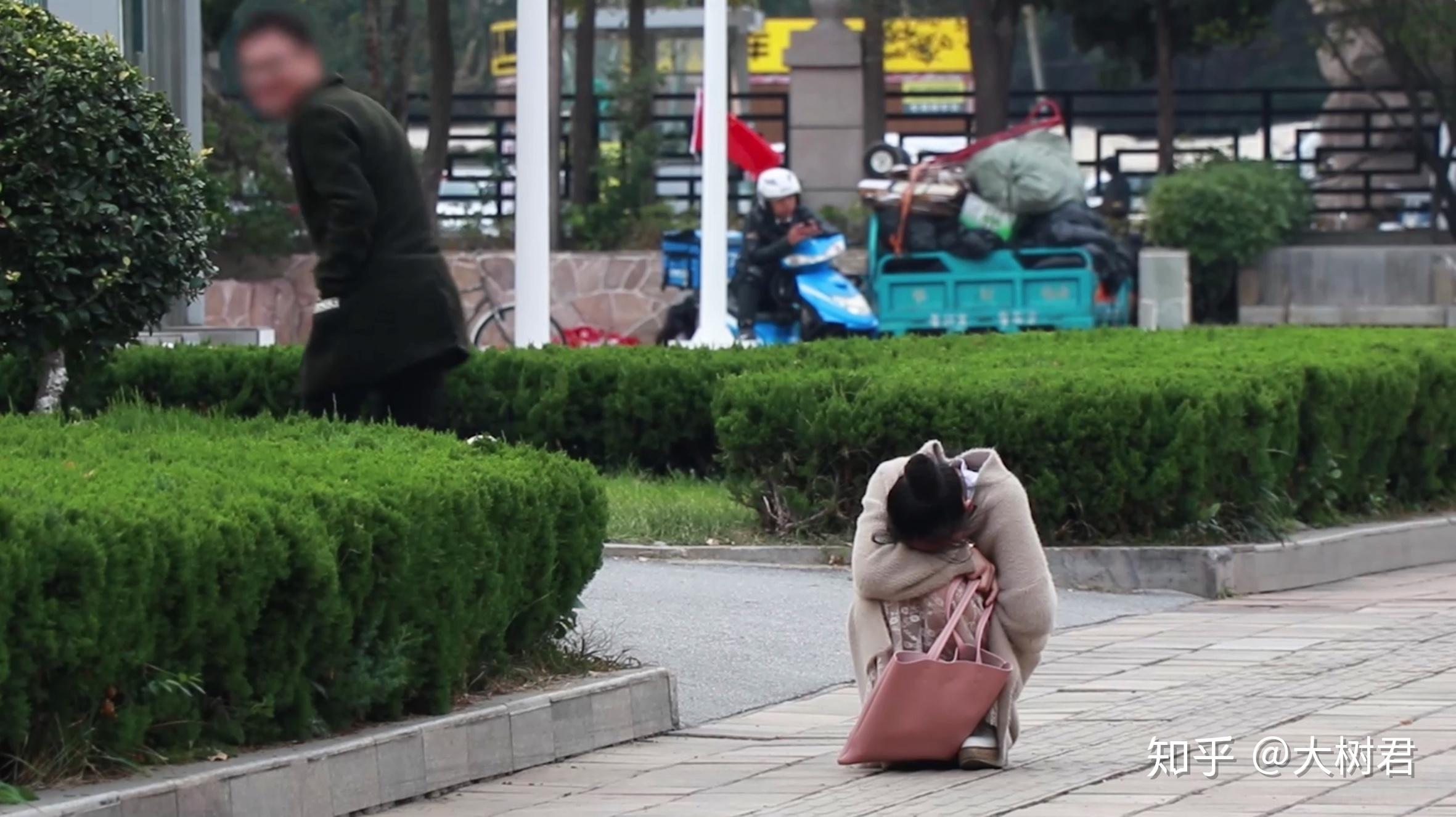 当女孩痛经难忍蹲在路边,我们拍到了超乎想象的一幕