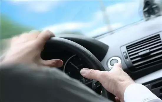 1,猛打方向盘