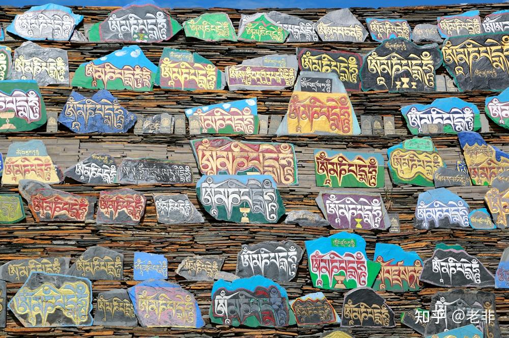 所有的玛尼石刻,哪怕是最简单的仅有文字,也都刻上了藏语的六字真言.