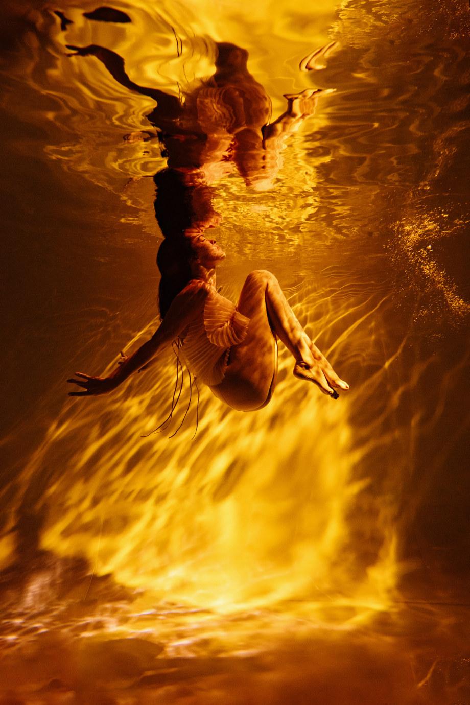 来自摄影师marta syrko拍摄的唯美水下摄影作品