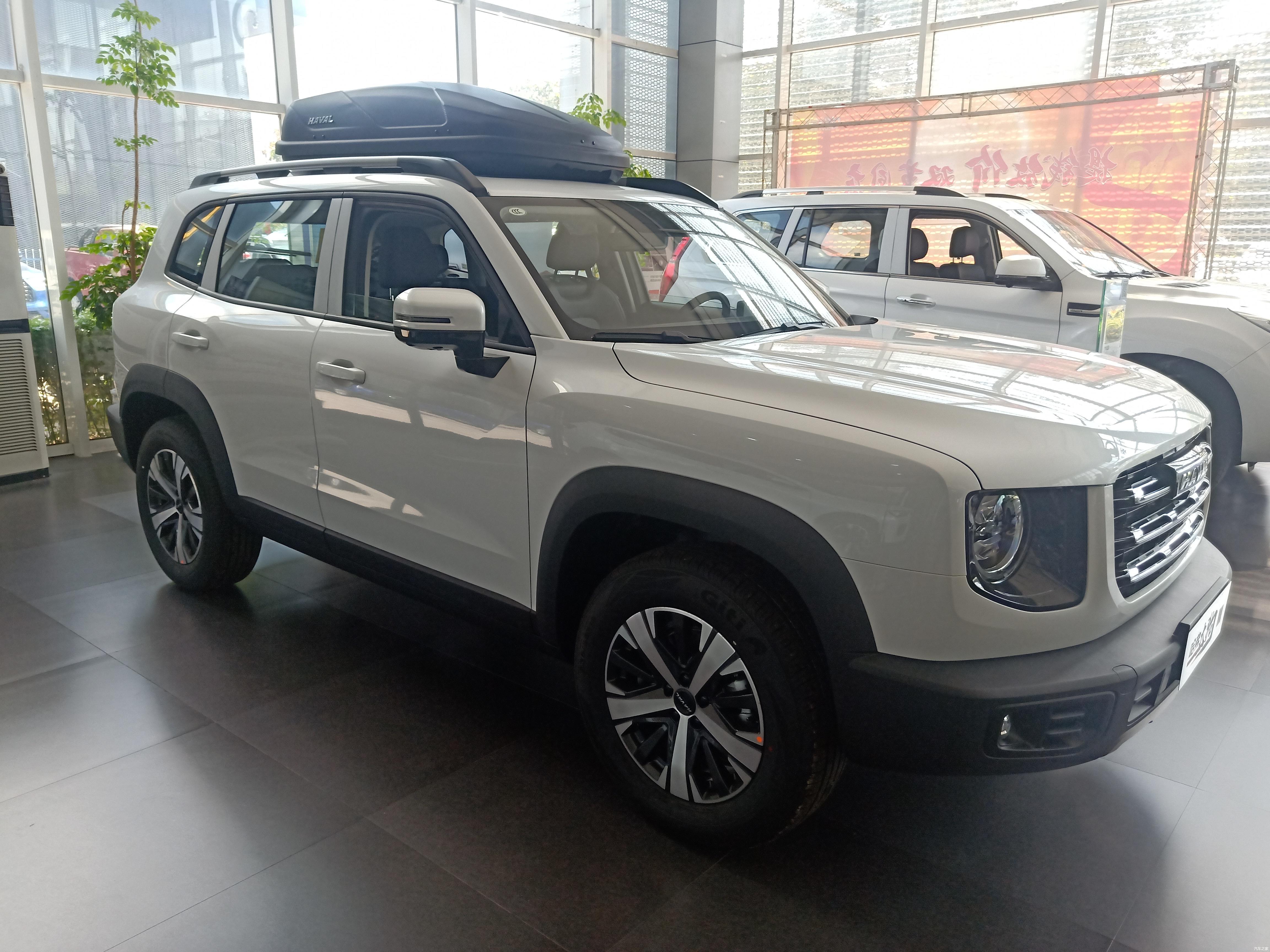 哈弗大狗到店实拍白色版很硬派15t爆发169马力配上坡辅助