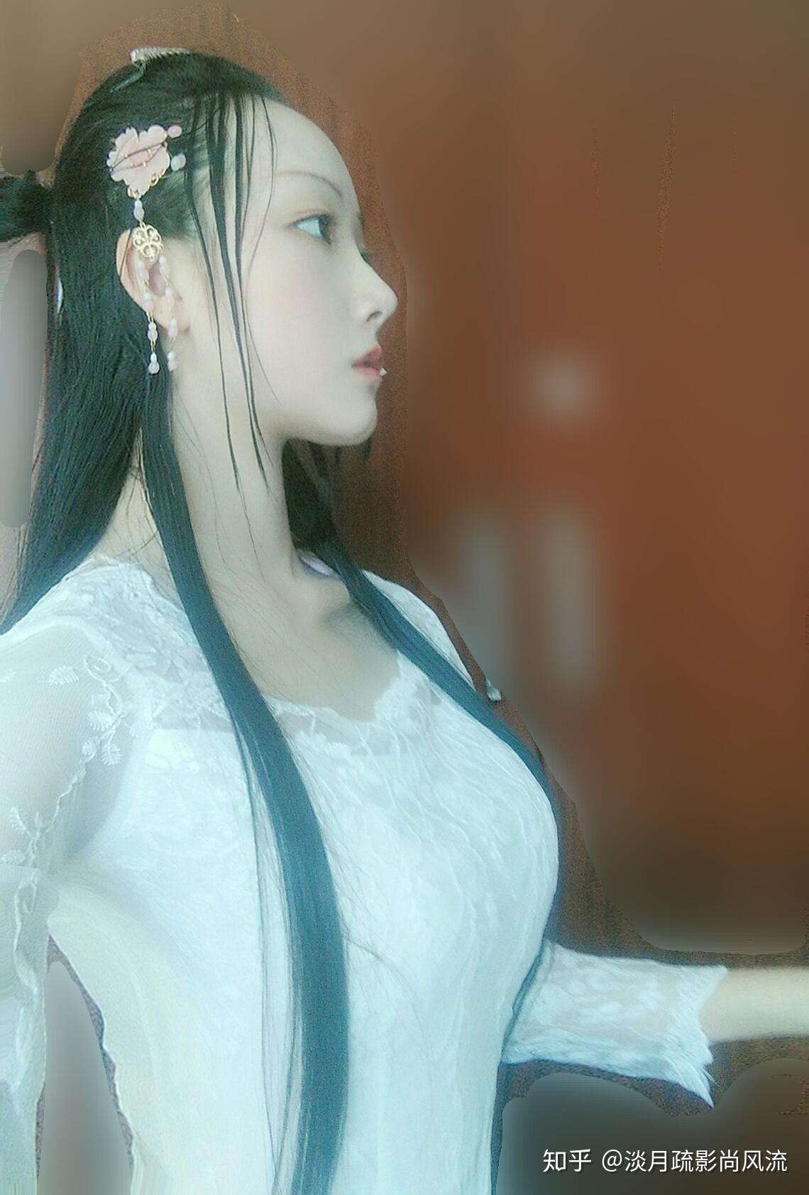 唤起玉人,不管清寒与攀摘.何逊而今渐老,都忘却春风词笔.