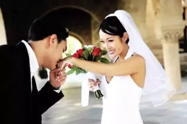 吻手礼:女士伸出手后,男士们就要真的吻上去吗? - 知乎