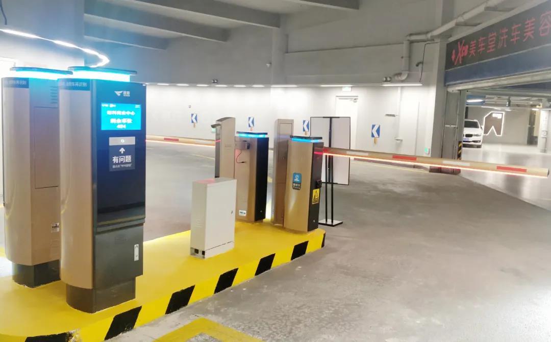 通过"前端系统ai识别 自助缴费 etc 手机开票",捷顺智慧停车解决方案