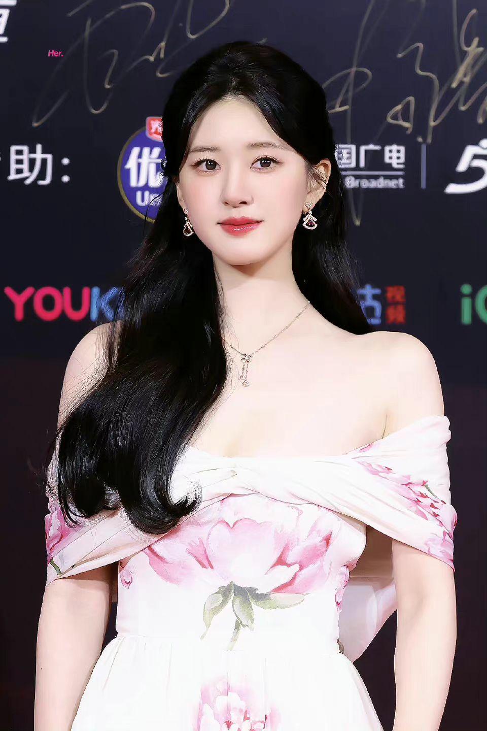 我不明白为什么很多书粉骂演桑稚的赵露思,而不是骂选演员的导演?