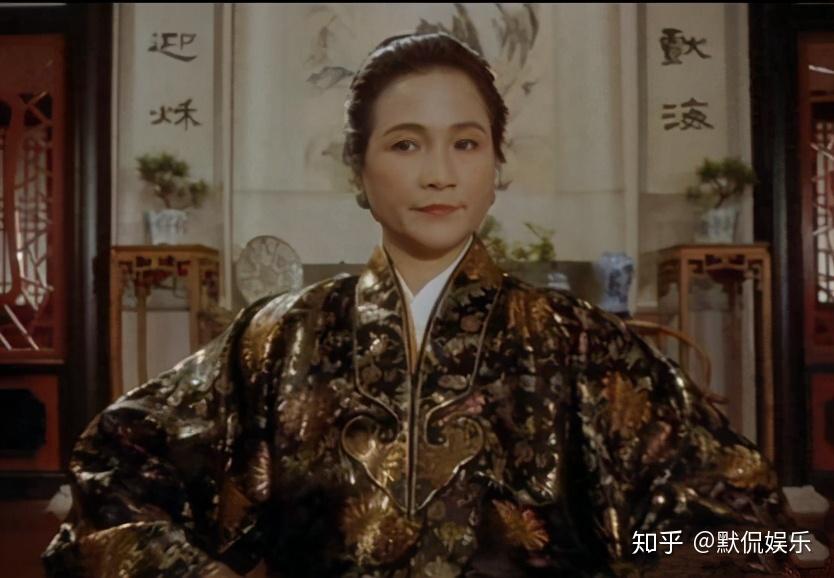 随后便迫于生计进入了京剧团,拜了名角粉菊花为师