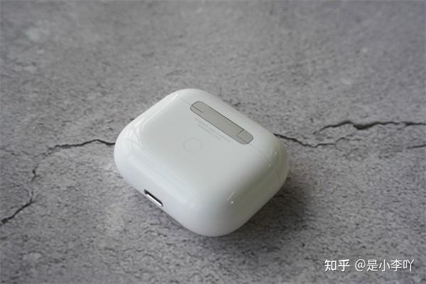 airpods 3是一款我期待了很久的产品,作为苹果的第三代airpods产品,其