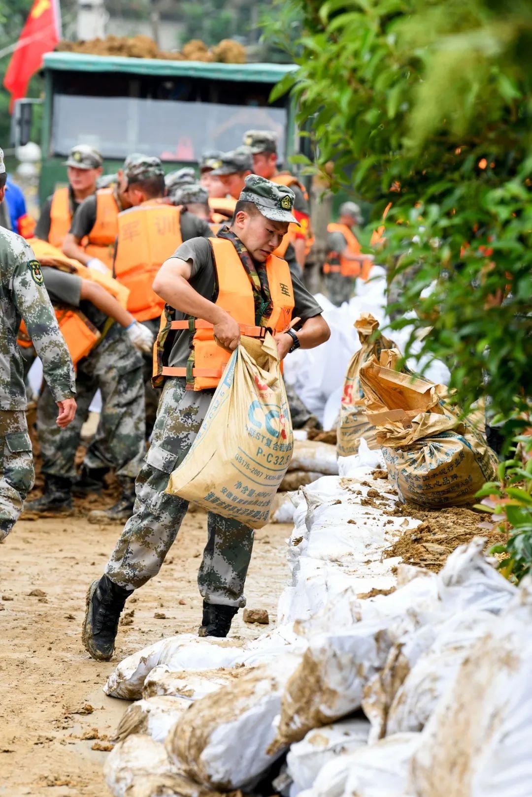2020年的长江洪水解放军士兵为什么还要手把手地堆沙包而不是采用机械