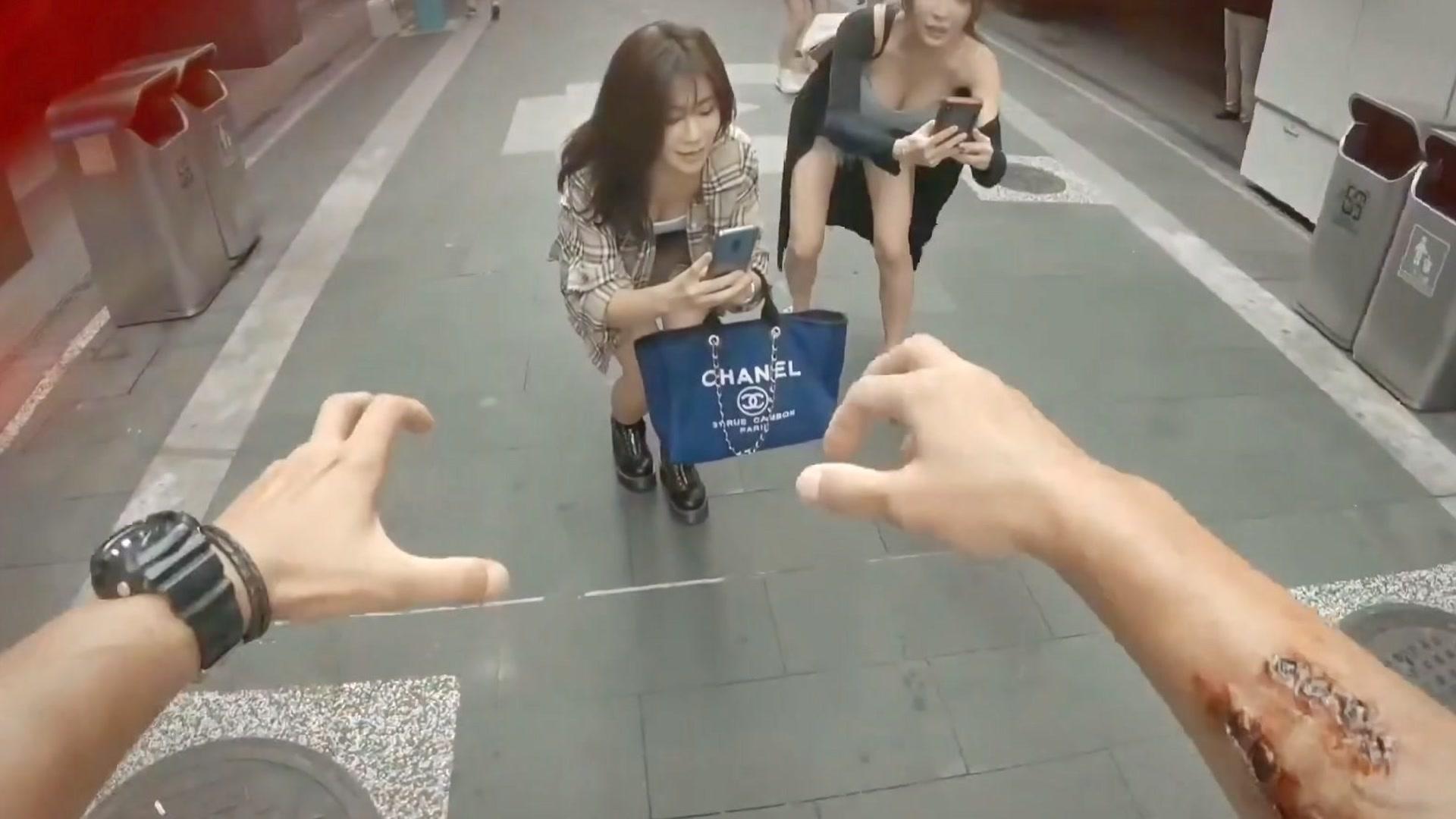 真人版丧尸第一人称视角男子被咬变成丧尸在街上疯狂袭击人类