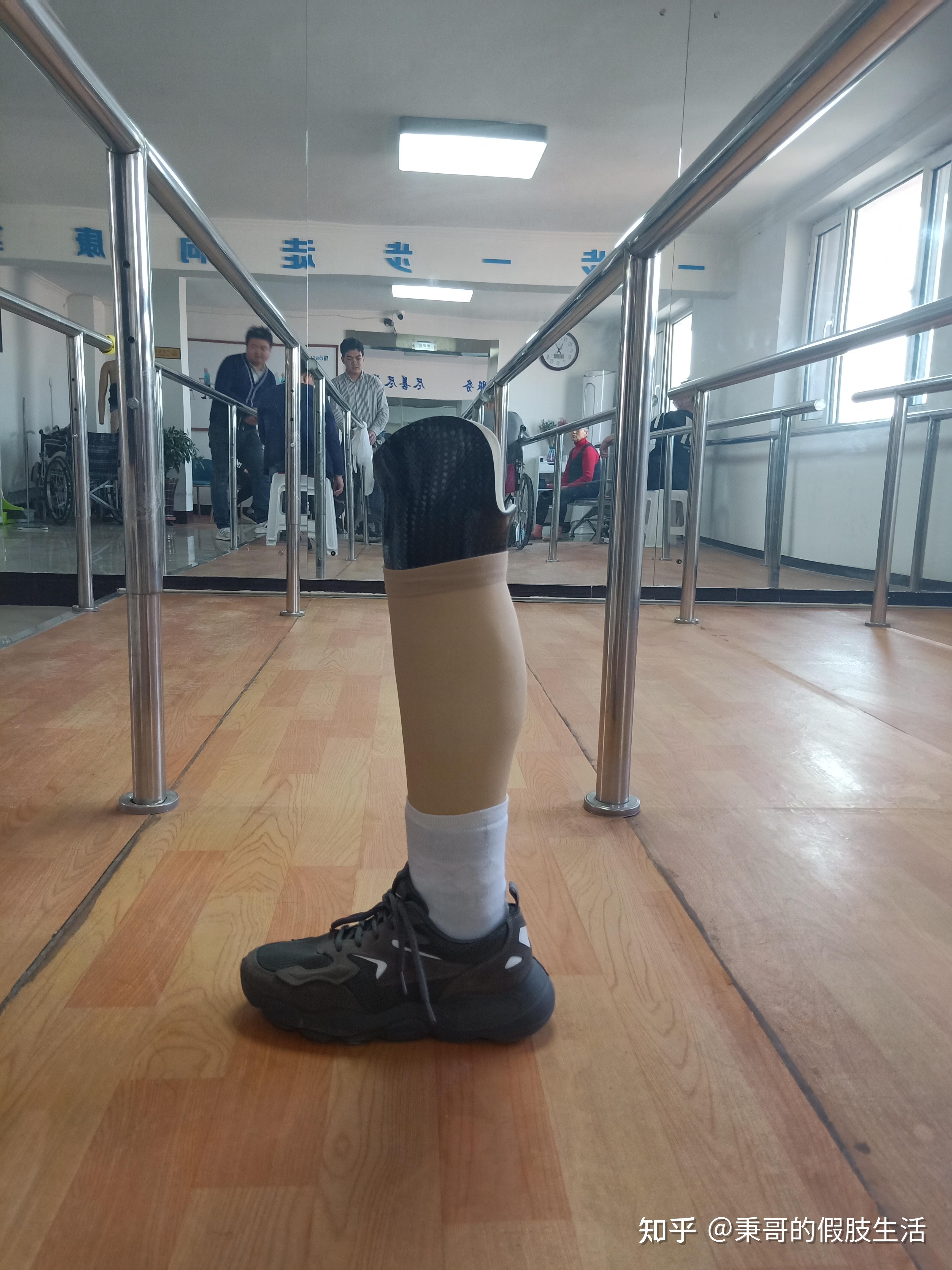 《安装假肢》下肢假肢的介绍《小腿假肢》