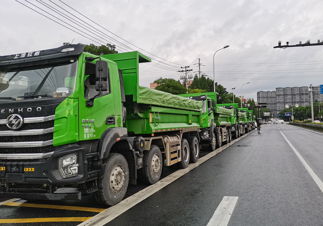 中心通过视频巡查发现,吴越街有一工程车车队共计8辆车自西向东行驶