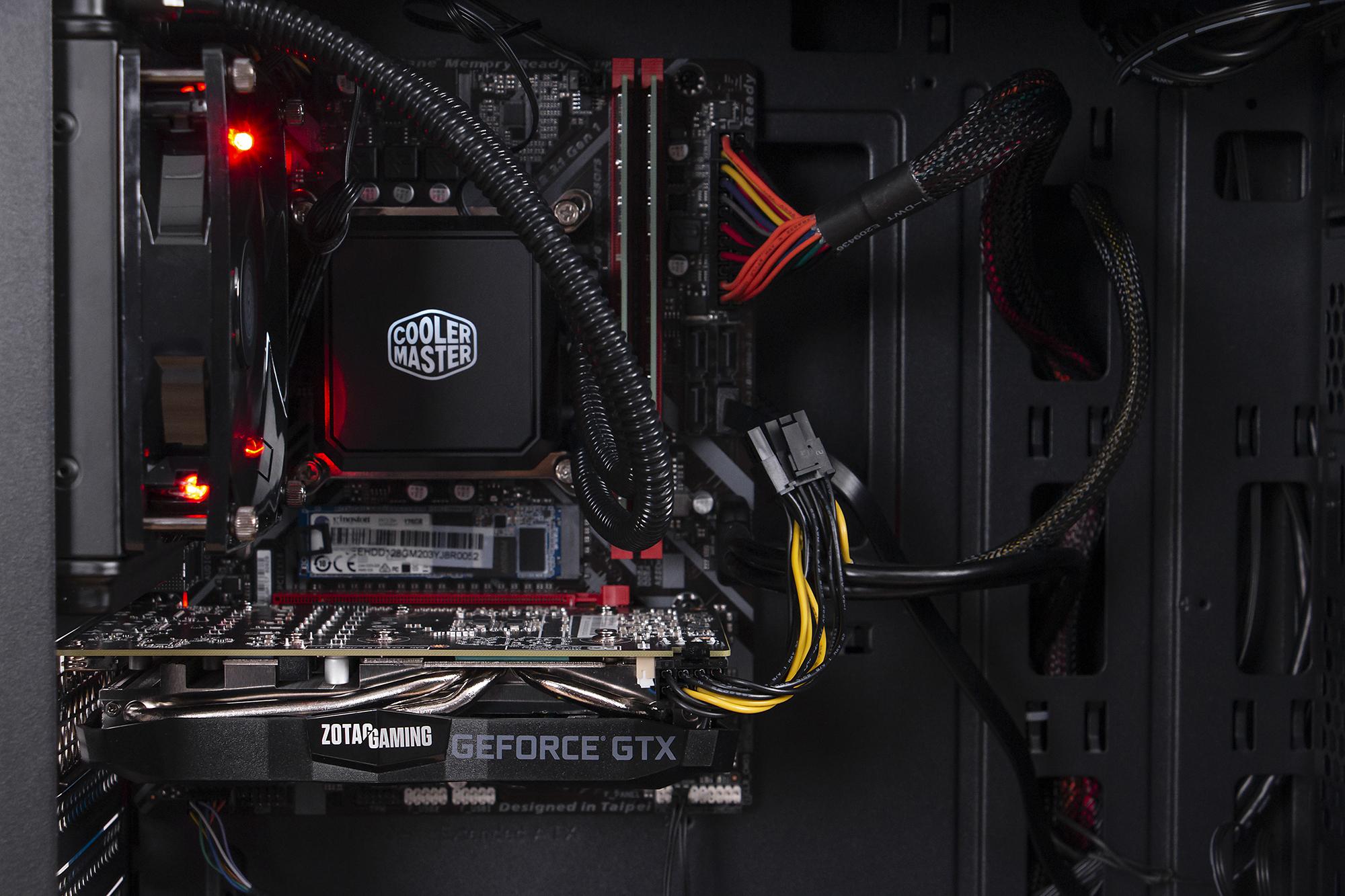 拆开机箱可以看到内部环境,机械师f117-v采用二进二出风口设计,自带