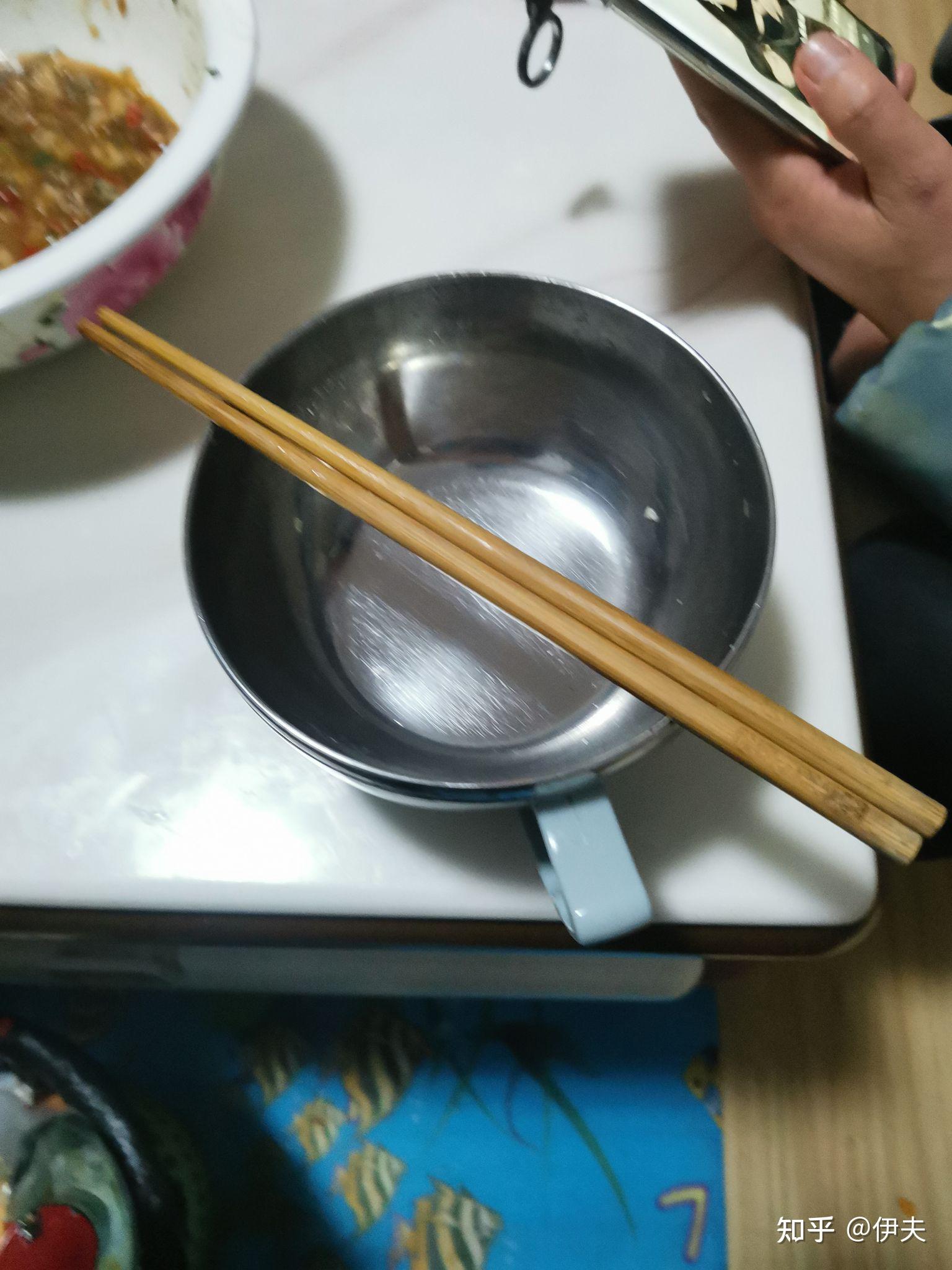 为什么筷子不能横放在碗上? - 知乎