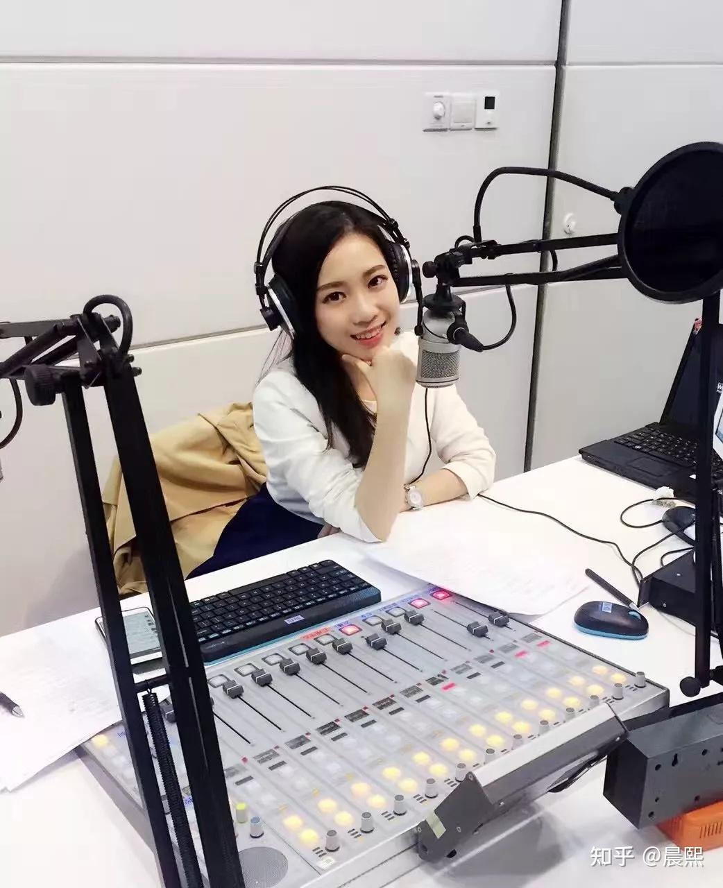 一段诡异间隔空中跳再配上鸡的咯咯叫声的视频走红,一堆人争相模仿.