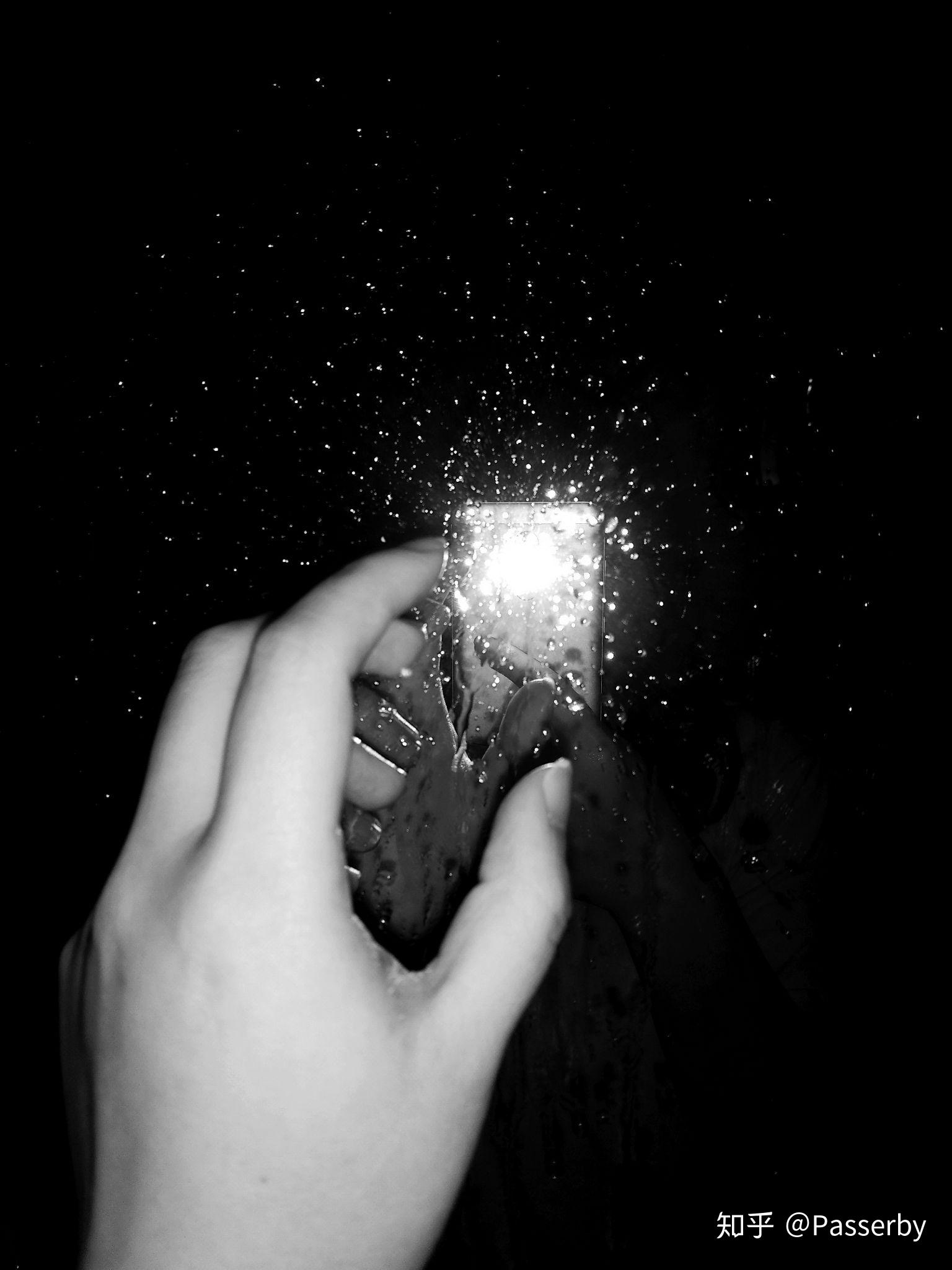 哪怕再孤独的人见到有点点光也想要抓住