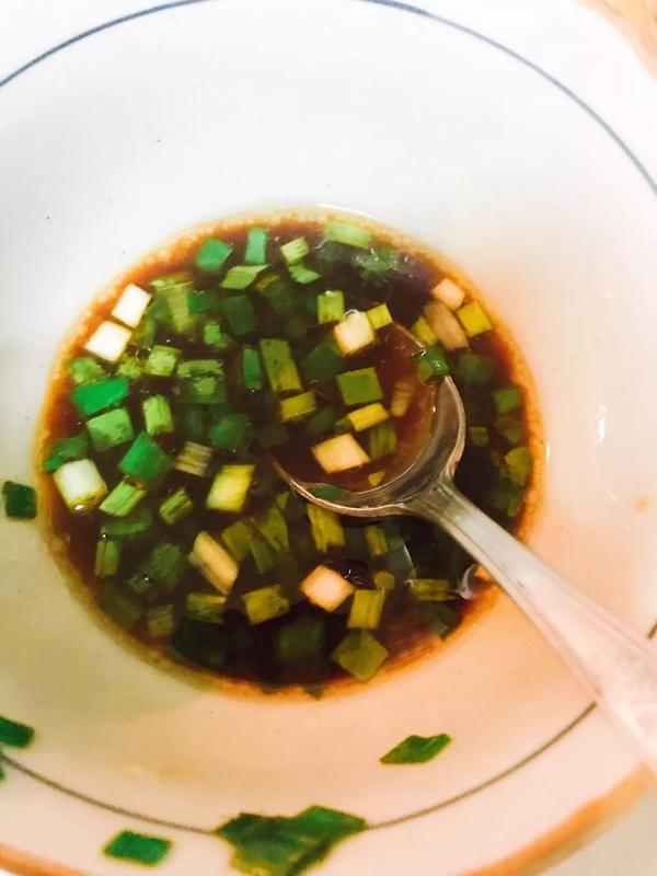 把葱油汁浇在鸡肉上即可.