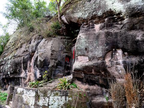 出了樂至縣蟠龍鎮3公里,聽說附近有個一千多年曆史的石匣寺,大家決定