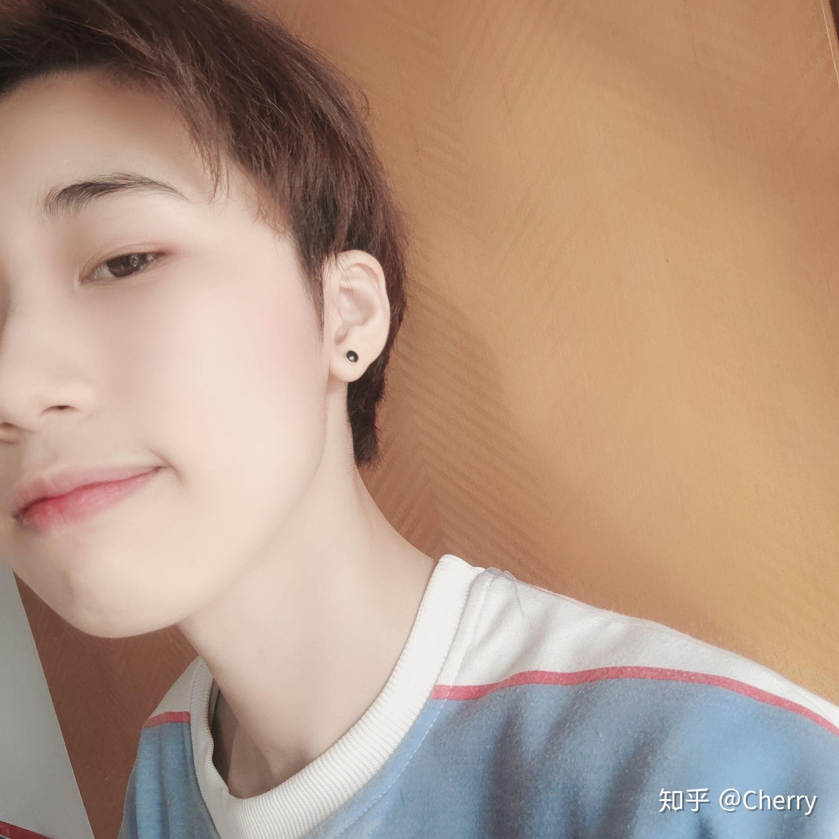 女生超短发两边剃掉是什么样子