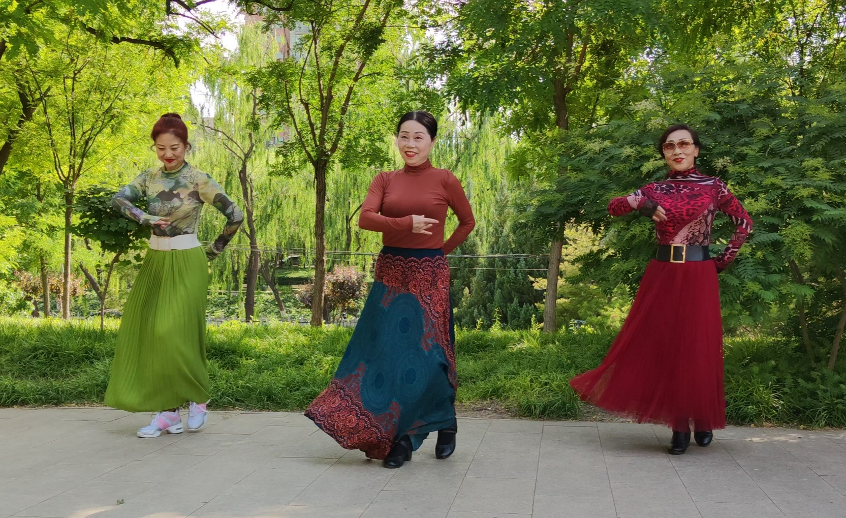 紫竹院杜老师广场舞《心上的罗加》舞步整齐好看,新学员进步很大