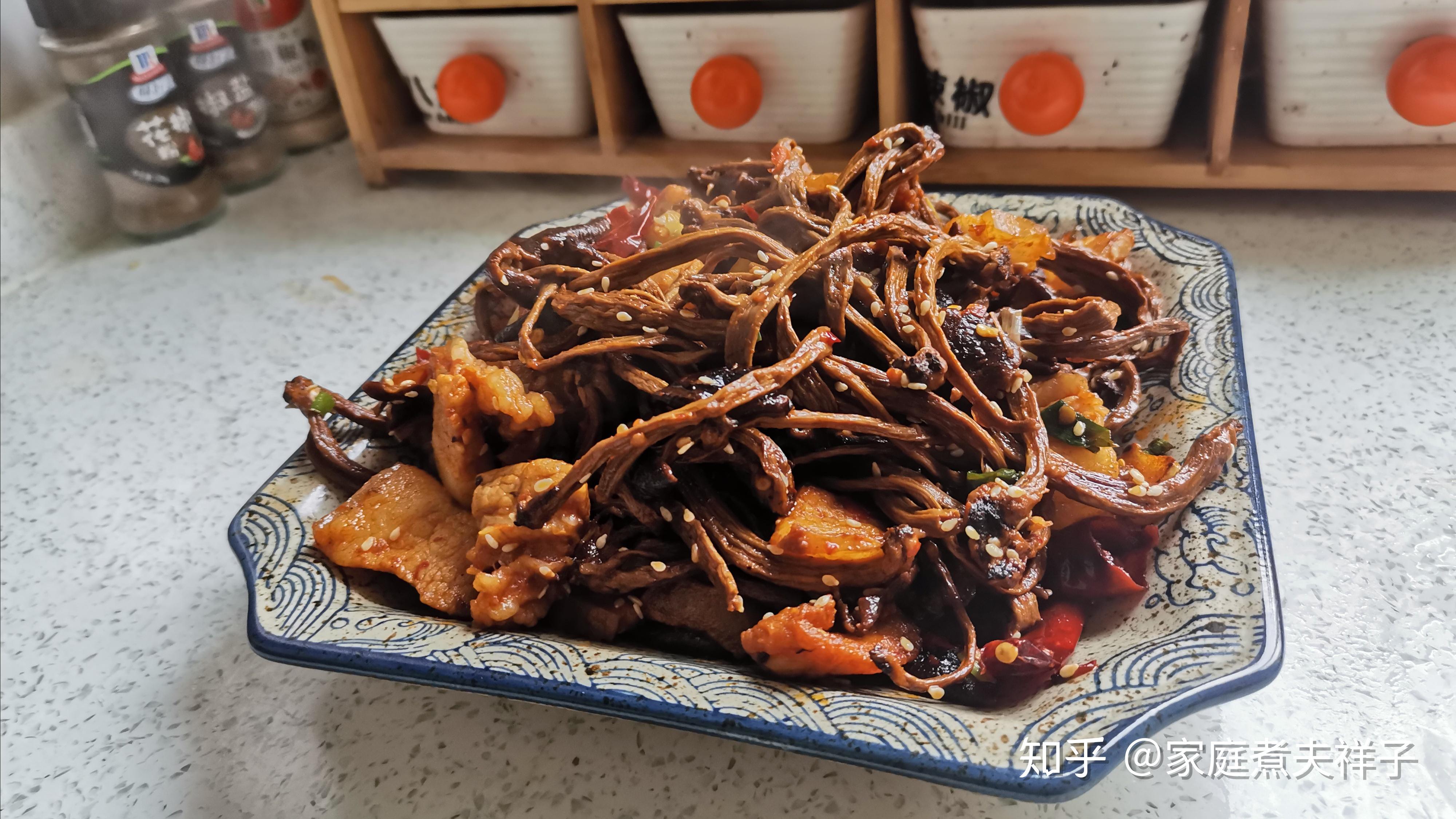 一道簡單的五花肉茶樹菇香辣美味好吃下飯又解饞