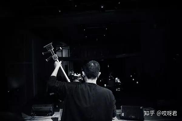 怎么让自己有勇气上台 v2-a4efae752526ae9b24f1296a86b45e74_r.jpg