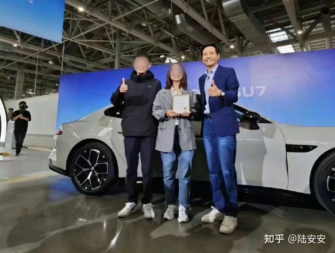 小米su7正式交付雷军为首批车主开车门还称小米正式成为一家车厂哪些