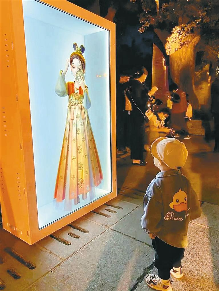 小朋友对「唐美丽」充满好奇.(受访者供图)「这个姐姐好看!