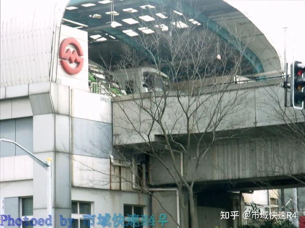 2010年2月24日投入运营2010年2月13日,除夕之夜,张江高科高架站已经