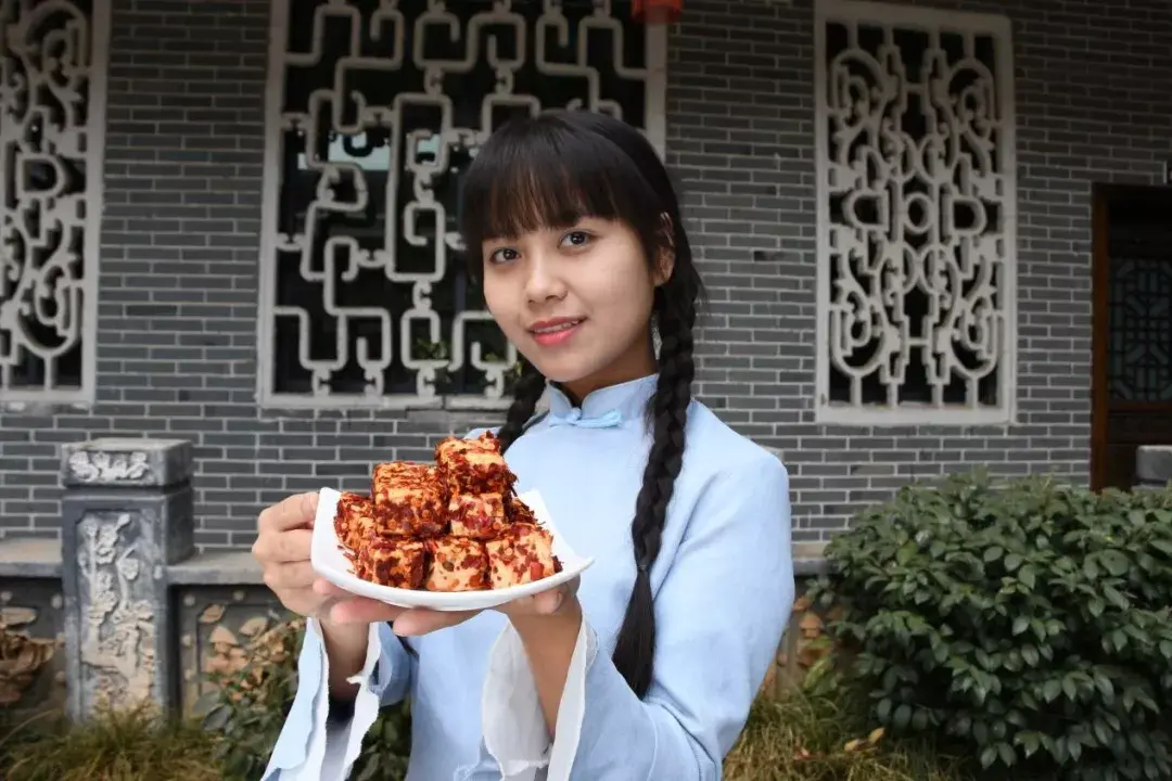 95后返乡打工妹卖光全县豆腐乳被赞豆腐西施笑容感染200万人连央视都