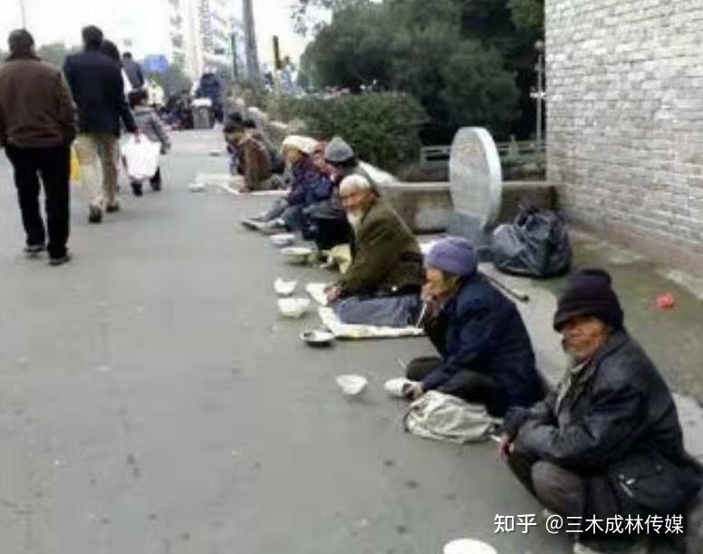 女主播排排坐街头直播和乞丐一模一样网友乞丐无家可归了