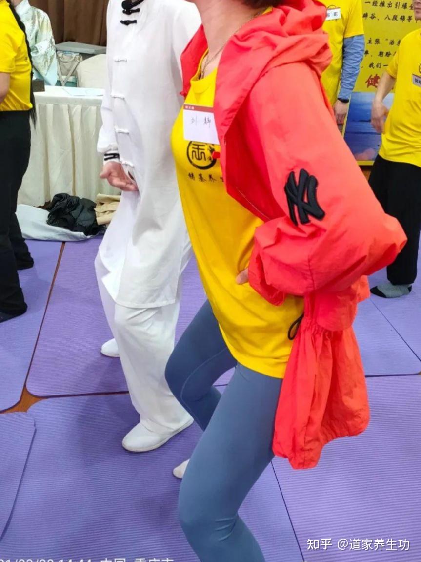 女性怎样练出锦鲤吸水,女子洗髓功垂吊功图片