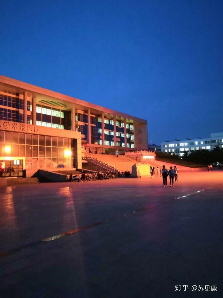 河北经贸大学夜景图片