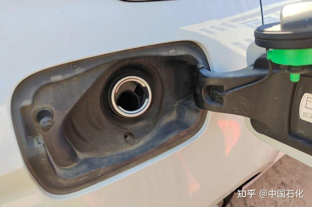 因为下雨天,水会顺着油箱盖缝隙流到里面,如果没有这个小孔排水的话
