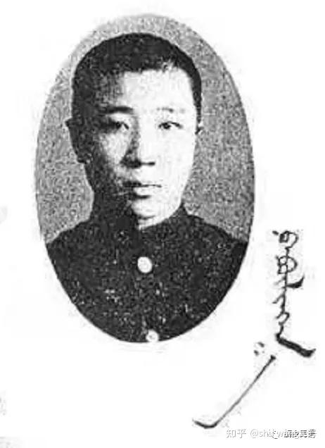 1900年6月26日生于太仆寺左翼牧场正白旗五旗敖包,末代察哈尔总管斯仁